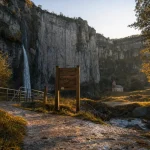 Randonnée Lot cascade d’Autoire : sentier et passerelle vers une grande cascade