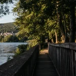 Passerelle bois au camping Huttopia Beaulieu sur Dordogne, vue sur deux îles et rivière