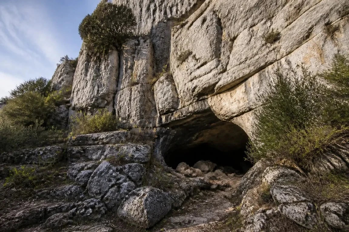 Grottes du Pech Merle Lot : entrée de la grotte à Cabrerets dans le Lot
