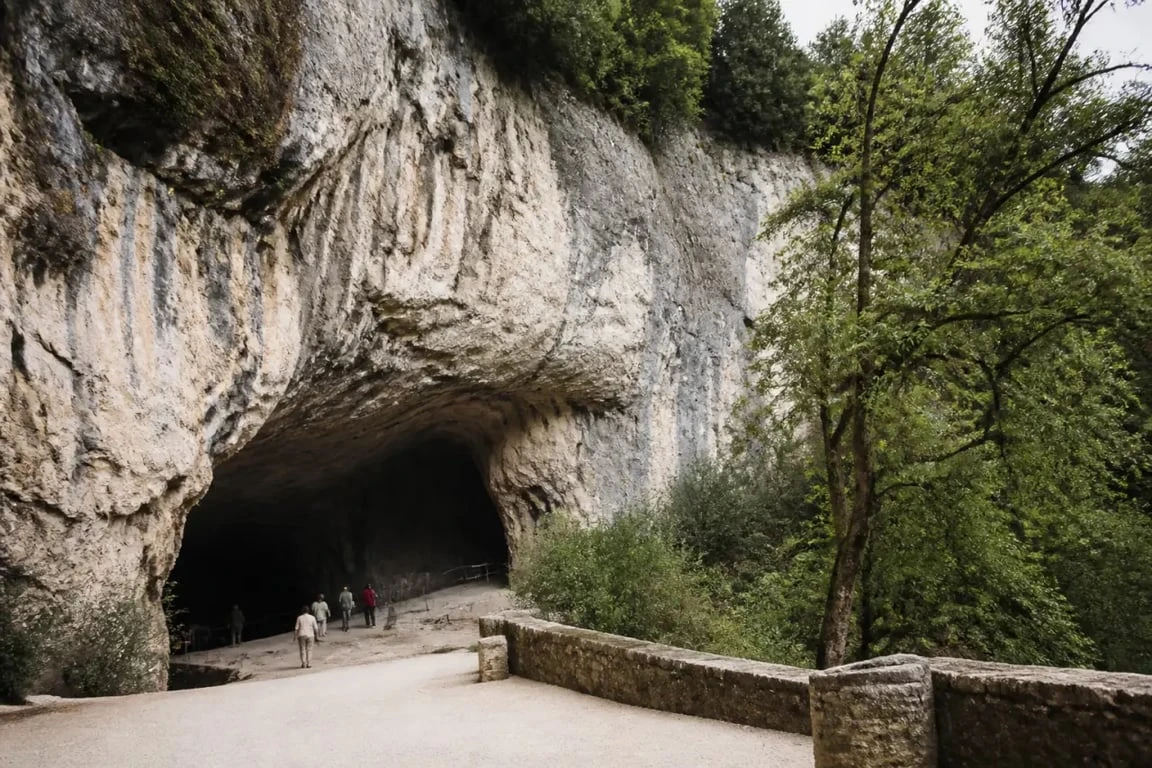 Grottes Cougnac Gourdon Lot : entrée du site préhistorique à Gourdon dans le Lot