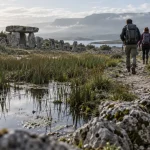 Balades lot : marcheurs sur sentier calcaire près d’un marais au Lot