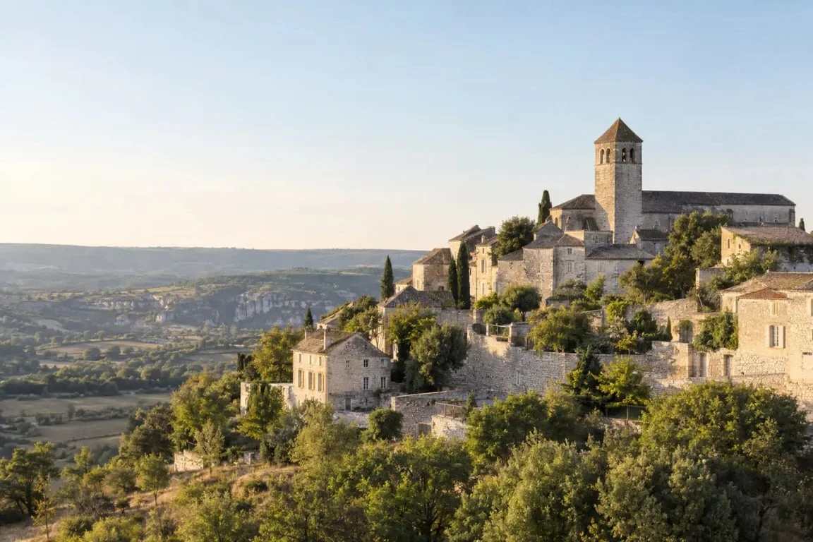 Montfaucon dans le Lot, bastide en pierre au cœur des Causses du Quercy
