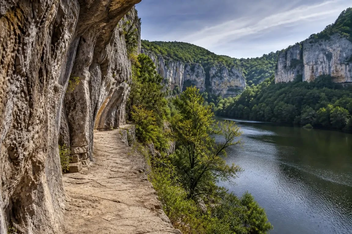 Randonnée dans le Lot sur le chemin de halage entre Bouziès et Saint-Cirq-Lapopie