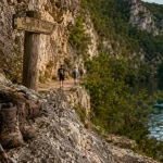 Randonnée dans le Lot : chemin de halage près des falaises et du Lot